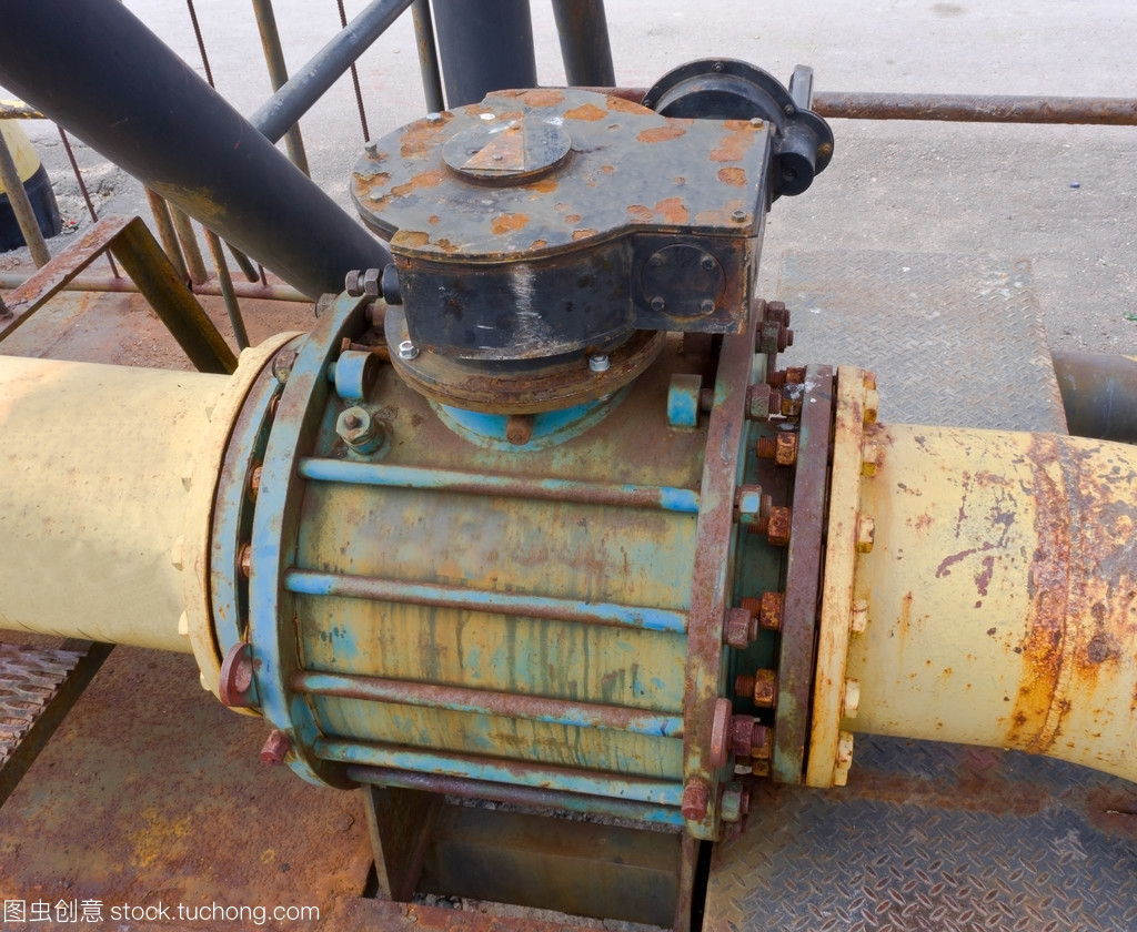 生銹的閥門 歲月腐蝕下的工業印記與思考